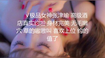 ★☆❤️新婚小娇妻❤️★☆骚妻一边被前后夹击，一边还自摸，嘴里还不听淫叫，让她好爽好爽！淫妻敞开下体大门等待大家的进入