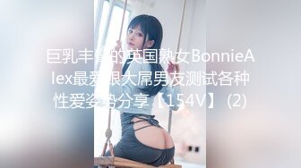 【新片速遞】  牛仔短裤尤物美女！镜子前扭腰摆臀！脱下裤子电臀，难得超粉嫩穴，掰开特写水嫩多汁，假屌插入好紧