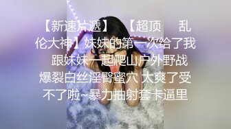 温柔似水的长筒靴小妹蹲那里静静的排尿很有淑女范