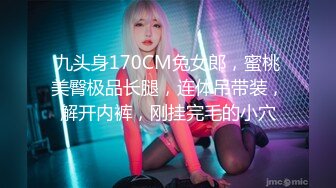 晚上睡不着浴室窗外近距离偷窥房东漂亮女儿洗澡刮腋毛掰开双腿洗逼逼让人浑身欲火